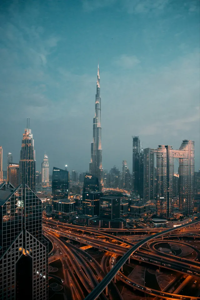 Skyline de Dubái al atardecer, con el Burj Khalifa